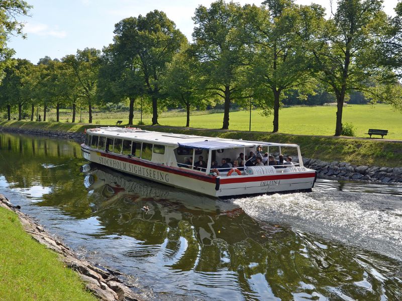 Bootstour durch den malerischen Kanal nahe Stockholm